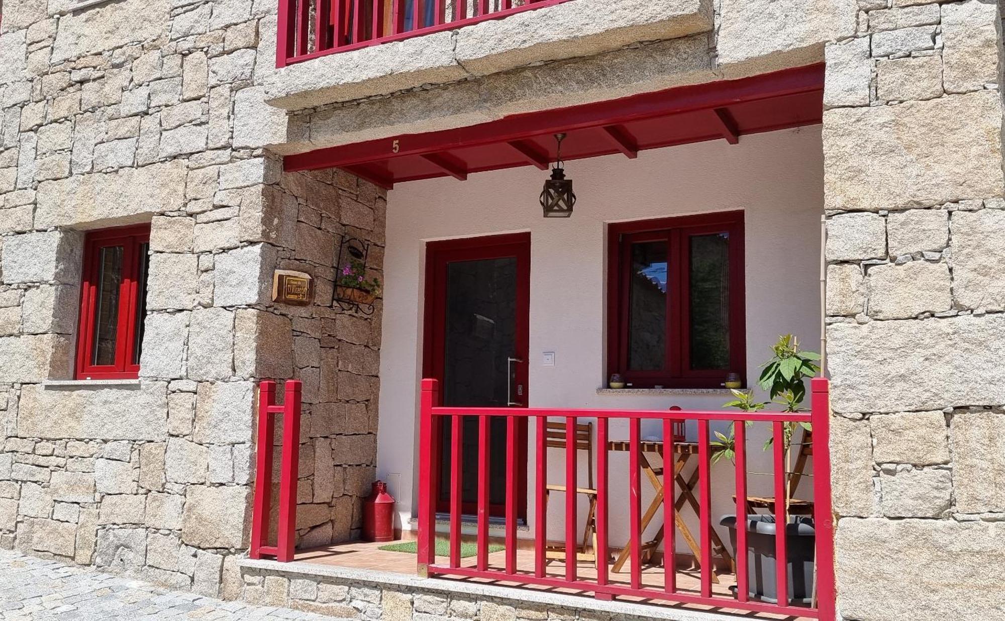 Casas Da Ribeira Guest House Seia Bagian luar foto